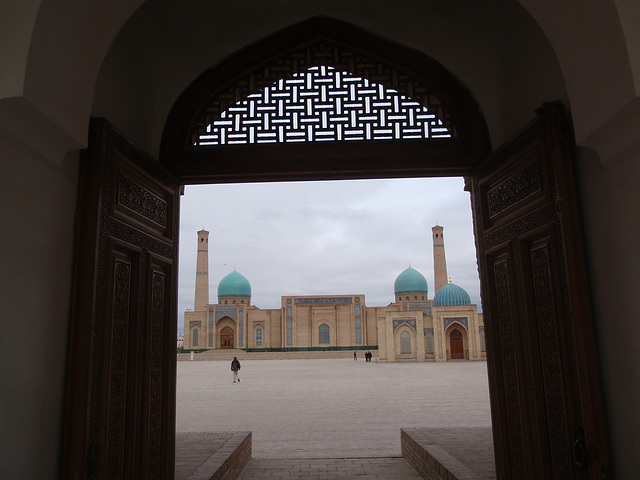 Мечеть Хазрет Имам от входа в Мечеть Хаст Имам