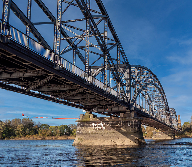 Die alte Harburger Elbbrücke über die Süderelbe... hFF (000°)