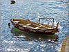 Una bella barca di servizio a remi per il trasporto di persone nel porto di Camogli