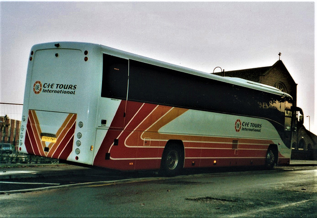 Logan’s Coaches of Dunloy (YN06 RWF?) in Newmarket – 11 Oct 2006 (565-23A)