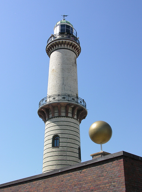 Warnemünder Leuchtturm und Goldkugel