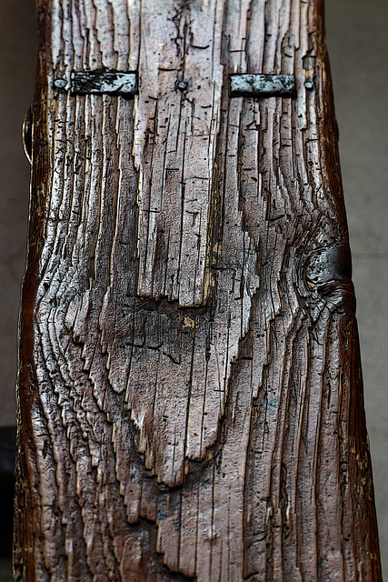 Découverte d'une relique en bois des Galeries Barbès de Jésus . Le suaire de Turin est rélégué désormais au second plan .. Découverte d'une relique en bois des Galeries Barbès de Jésus . Le suaire de Turin est rélégué désormais au second plan ..