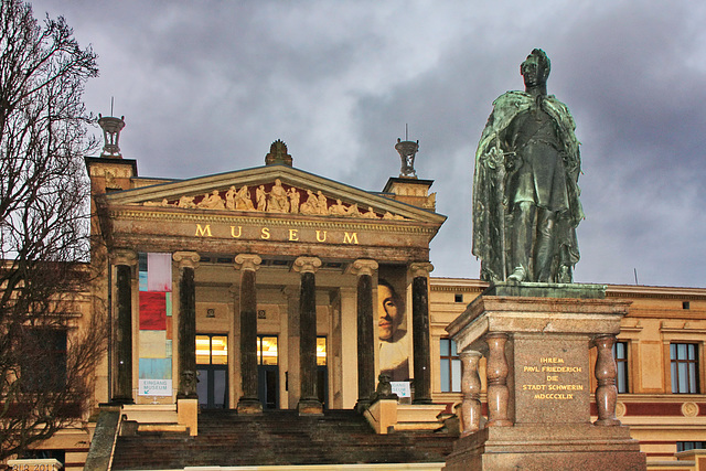 Schwerin, Staatliches Museum und Paul-Friedrich-Denkmal