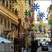 Genova : lampioni - decorazioni - ombrelloni - nel centro città