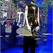 Vitrine avec mannequin et reflets de la ville