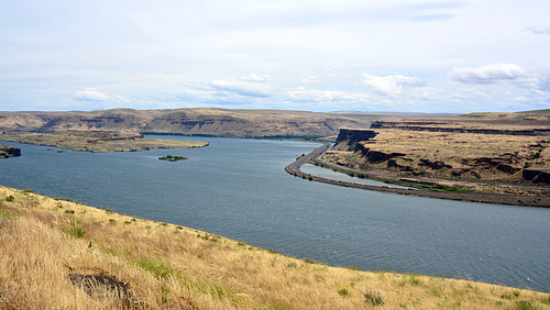 USA 2016 – Columbia River Gorge – View of Columbia River from Wishram, Washington