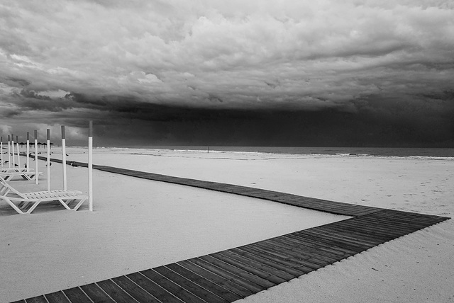 Monte Gordo, Storm on the way