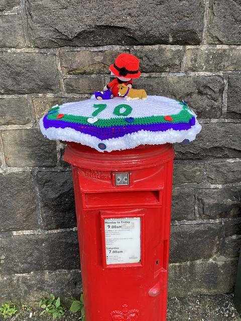 A Platinum Jubilee Postbox cosy