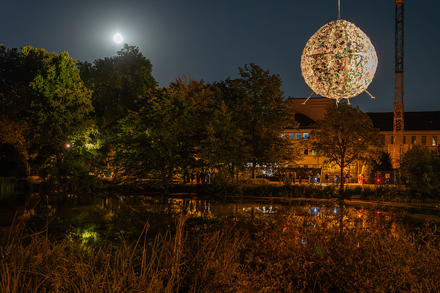 Lichtparcours Braunschweig, "(Plastic) Full Moon" - 02