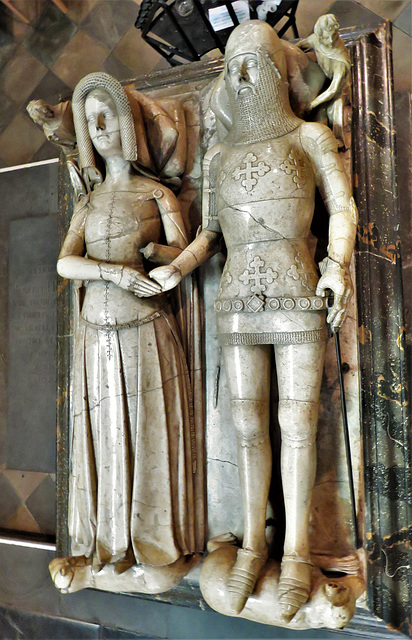st mary's church, warwick (154)c14 effigy of thomas beauchamp +1369  and wife katherine mortimer on his tomb in the chancel