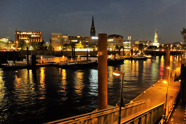 Hamburg bei Nacht - HFW