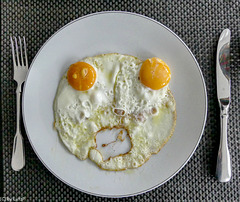 Oh no, please don't - Oh nein, bitte nicht ;-) - Two eggs, screaming side up!