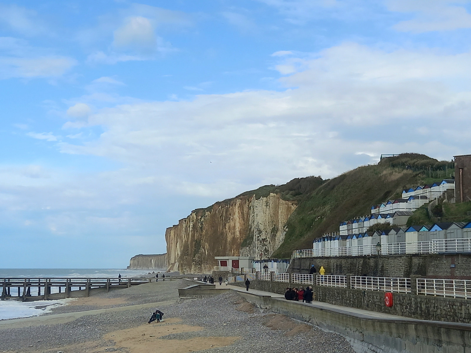 La plage et les falaises de Veules les Roses ( 76 ) , la côte d'Albâtre