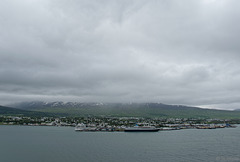 Blick vom Þjóðvegur auf Akureyri (© Buelipix)