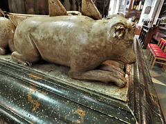 st mary's church, warwick (156)bear beneath feet of c14 knight's effigy of thomas beauchamp +1369 on his tomb in the chancel