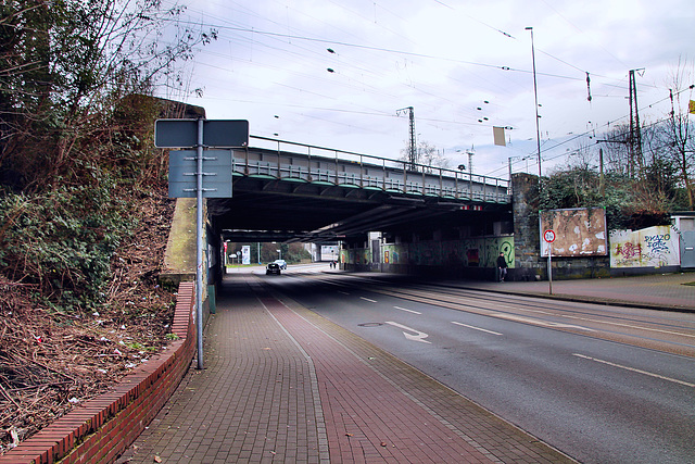 Hauptstraße mit Köln-Mindener-Eisenbahnbrücken (Wanne-Eickel) / 8.02.2025