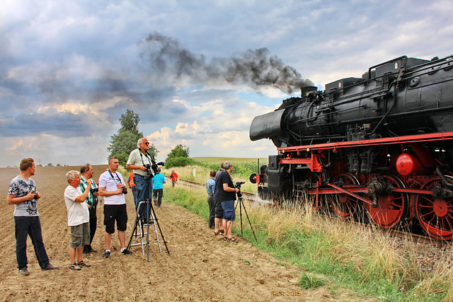 Dampflokfans beim Fotohalt an der Dabeler Mühle