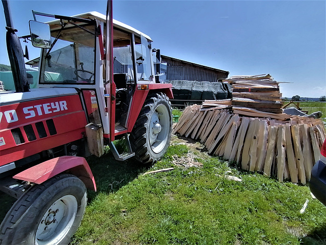 Benken ZH / Grossvater und Steyr 870 am Holz spalten