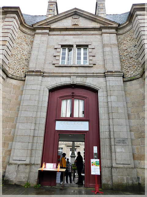 Dinan (22) journées du patrimoine au Collège Roger Vercel : Entrée principale du collège .