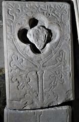 st mary's church, warwick (164)late c13 cross slab with female face carved into the quatrefoil at the top