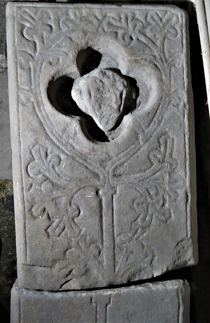 st mary's church, warwick (164)late c13 cross slab with female face carved into the quatrefoil at the top