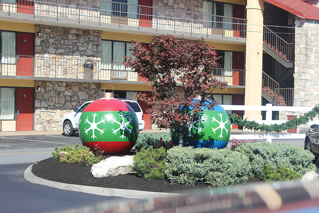 Christmas Decor' in Pigeon Forge, Tennessee  ~~ USA