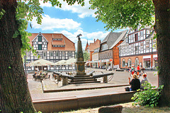 Bad Bevensen, Platz an der Kirche mit Denkmal