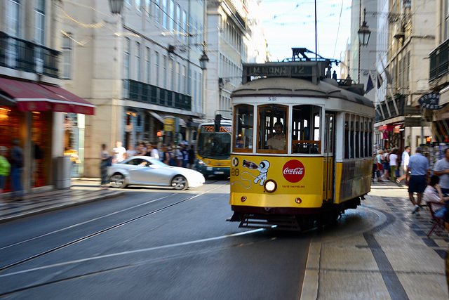 Lisbon 2018 – Eléctrico 548 turning into the Rua da Prata