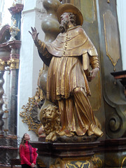 ein kirchlicher Würdenträger hinter der Seitenschiffsäule in Neuzelle ein kirchlicher Würdenträger hinter der Seitenschiffsäule in Neuzelle