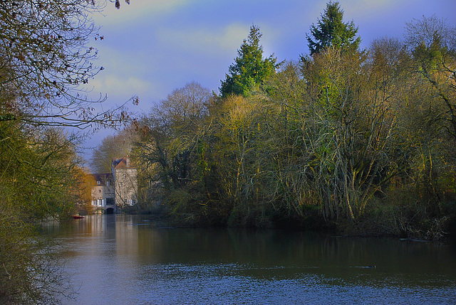 Un ancien moulin sur le Loir  .