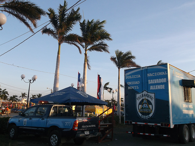 Policia en el malecón