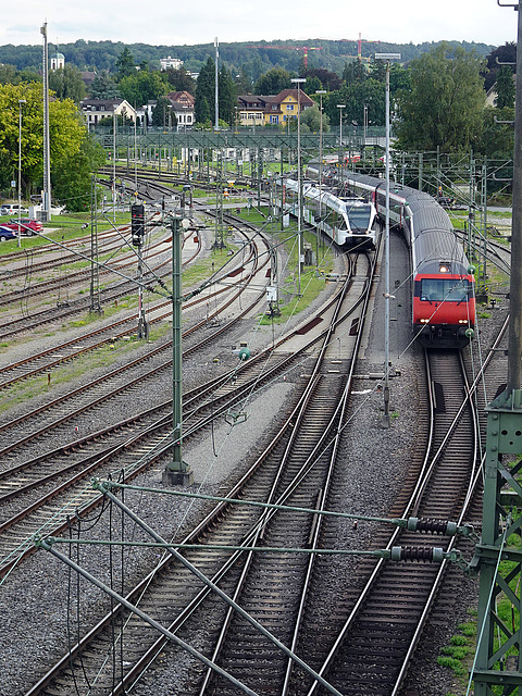 Einfahrt eines Regiozuges und der RE75 der SBB in den Bahnhof Konstanz