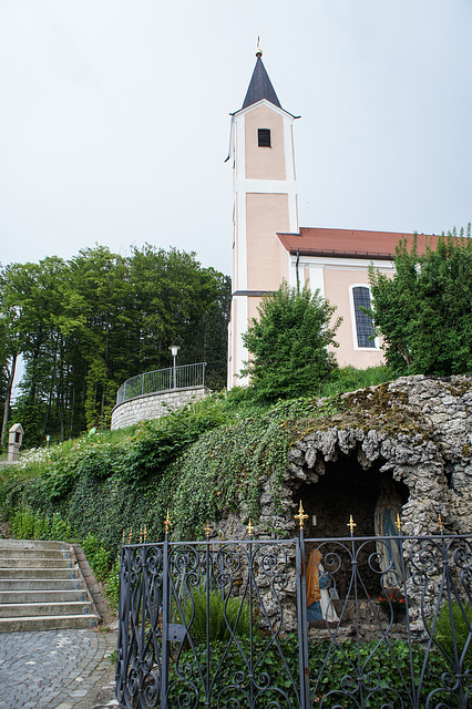 Neumarkt, Wallfahrtskirche Mariahilf mit Lourdesgrotte (PiP)