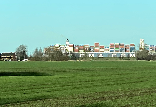 Containerschiff auf der Elbe