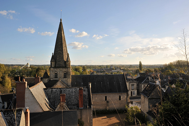 L'église de Cinq-Mars-la-Pile vue du château