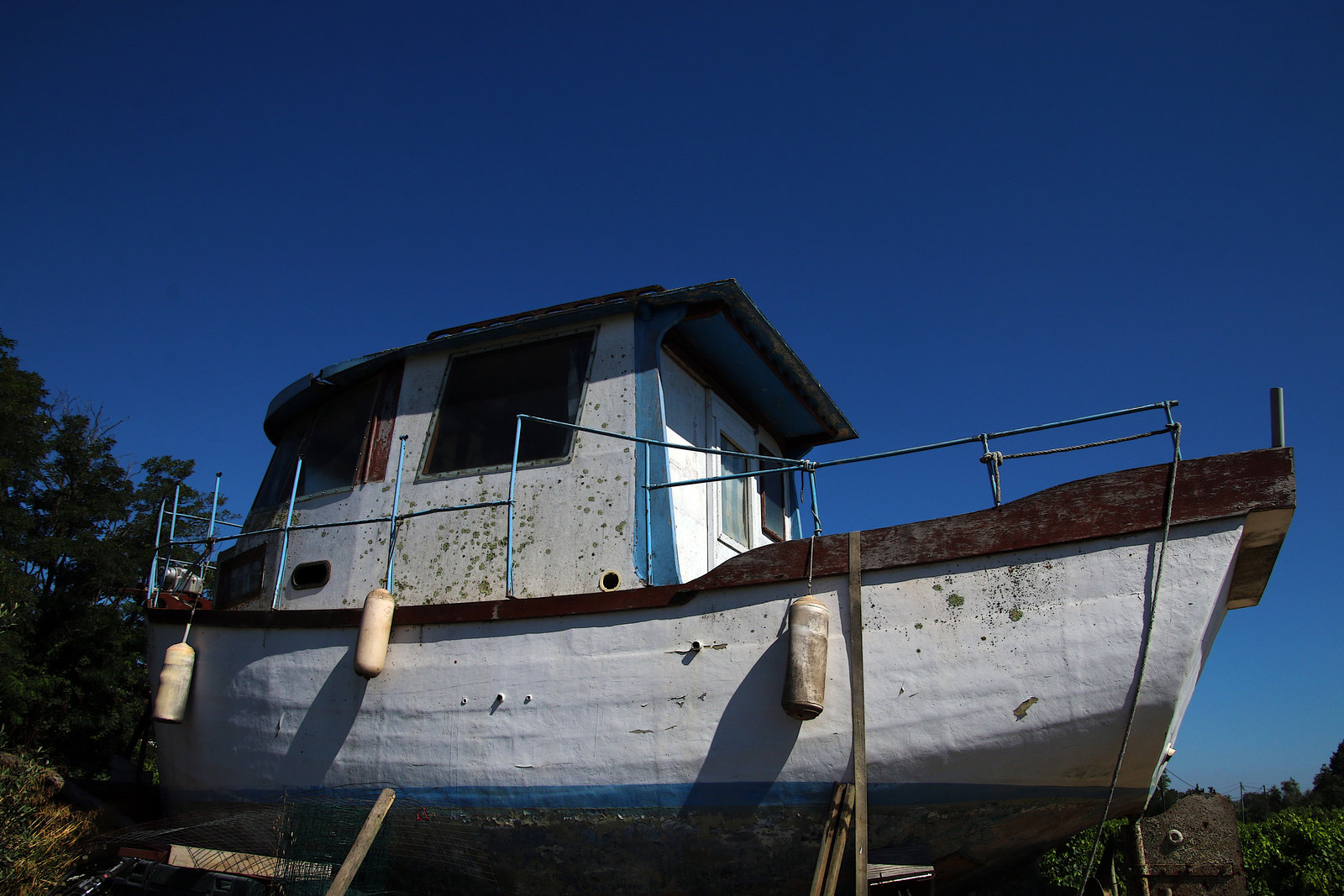 Bateau de pêche en cale sèche qui ne vogue pas , c'est la galère .