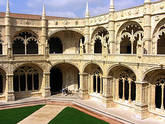 Kreuzgang mit Brunnenhaus Hieronymuskloster Lissabon