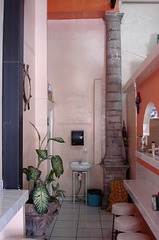Colonne ancienne et petit  lavabo