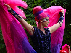 Stelzentänzerin auf dem kleinen Fest im großen Garten