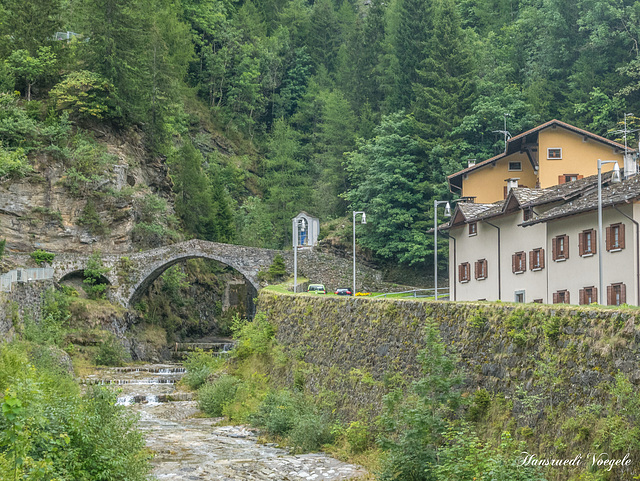 Säumerweg über eine Steinbogenbrücke