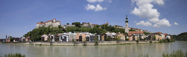 Burghausen - Stadt und Burg von Österreich aus gesehen