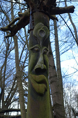 Im Feenwäldchen - Holzskulpturen, hier mit bösem Blick