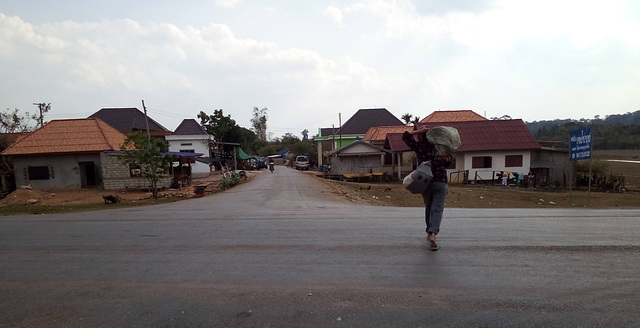 Une charmante laotienne transportant ses emplettes