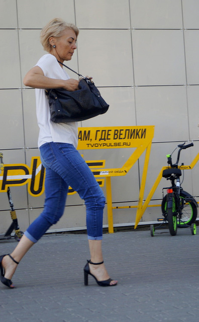 Par Maria - Femme en jeans bleus et talons hauts / Woman in blue jeans and high heels