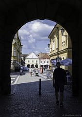 unter dem östlichen Stadttor von  Jičín (© Buelipix)