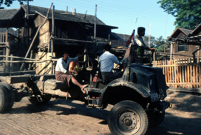 Holztransporter in Myanmar ( Burma ) am Fluss Irrawady 1981