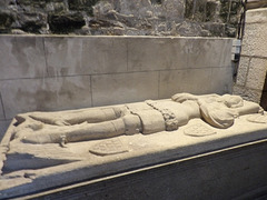 La première photo à été prise en 2013 , celle ci en 2024 , la restauration de ce gisant est très nette .