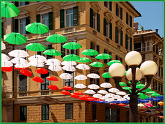 Genova : Il tricolore davanti alla prefettura -