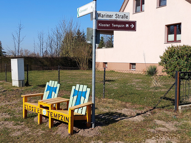 Happy Signpost Bench Monday! Happy Signpost Bench Monday!