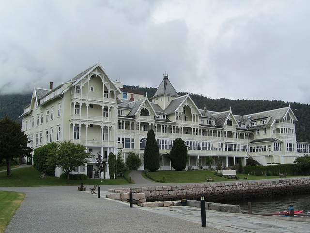Bålestrand - Kviknes Hotel